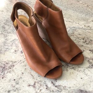 VINCE CAMUTO leather wedges beige size 6.5 61/2